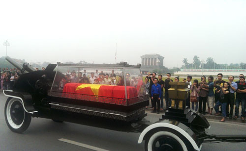 Linh xa đi ngang qua Lăng Bác