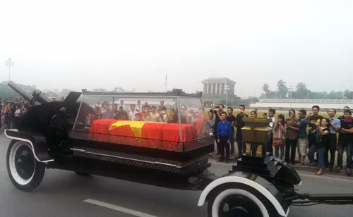 Linh xa đi ngang qua Lăng Bác