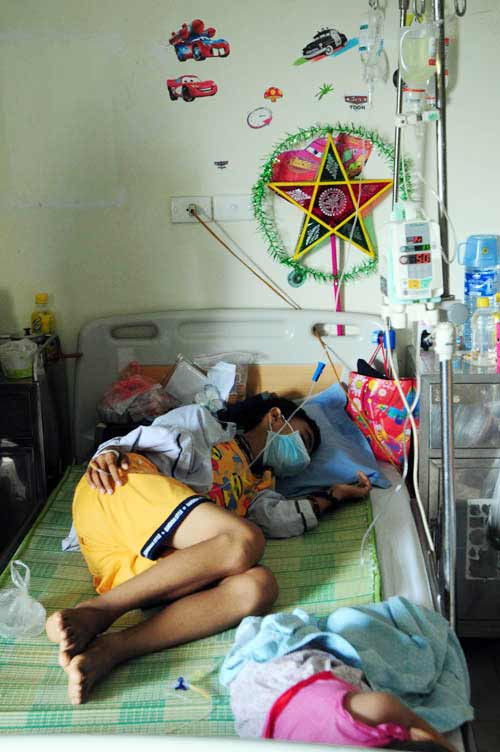 Không còn đủ sức dù chỉ mở một nụ cười, các em nằm đó thiếp đi