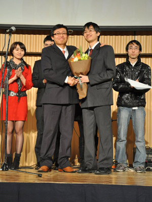 Chủ tịch VYSA nhiệm kỳ 2010 Đỗ Bá Đức (trái) tặng hoa tân chủ tịch Nguyễn Ngọc Tú. Ảnh: vysajp.org. Chủ tịch VYSA nhiệm kỳ 2010 Đỗ Bá Đức (trái) tặng hoa tân chủ tịch Nguyễn Ngọc Tú. Ảnh: vysajp.org