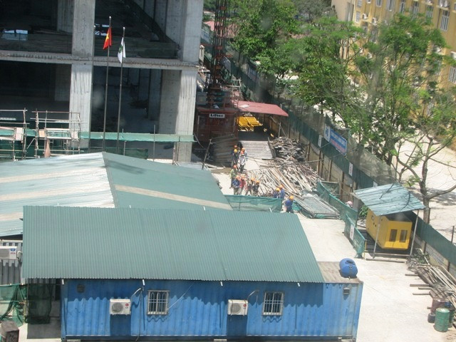 Mặc dù ngày nghỉ lễ 30/4 - 1/5 nhưng công nhân tại đây vẫn làm việc 