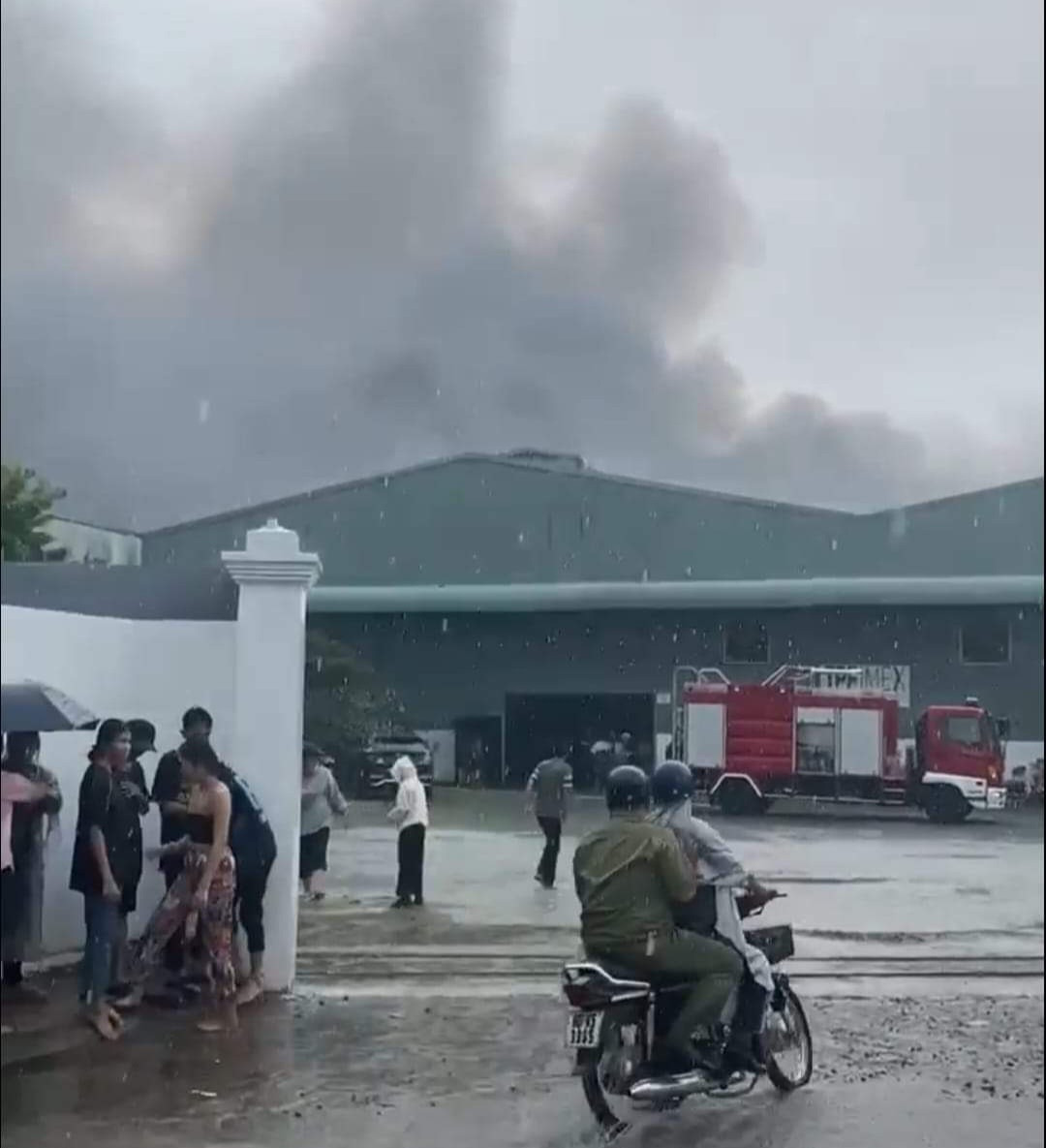 Lực lượng chữa cháy bên trong nhà xưởng. Lực lượng chữa cháy bên trong nhà xưởng.