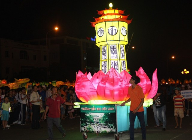 Rước đèn tại Lễ hội Trung thu thành phố Phan Thiết năm 2023.