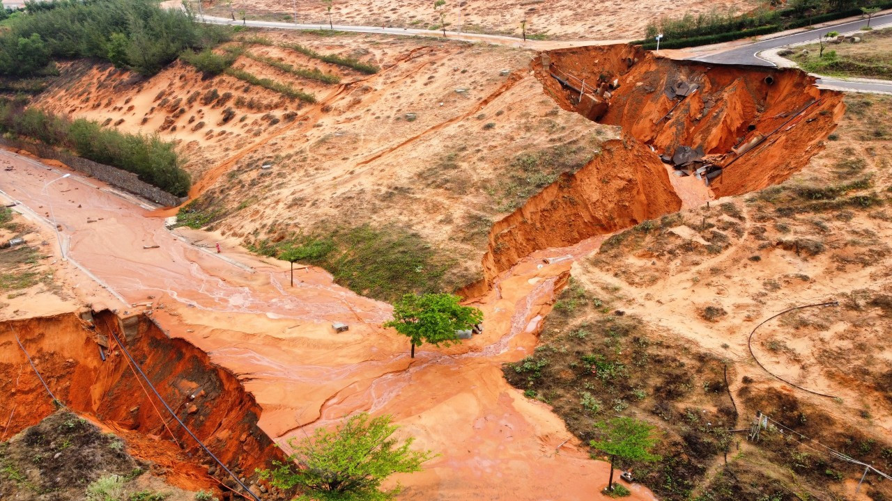 Lũ cát cắt đứt 1 phần đoạn đường