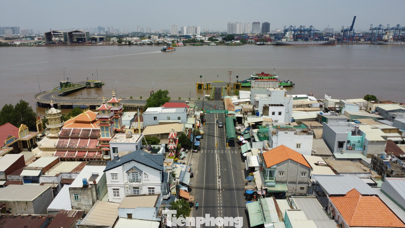 Nhơn Trạch cách TPHCM chỉ một con sông nhưng trở ngại về giao thông do thiếu cầu qua sông. Trong ảnh, bến phà Cát Lái kết nối Nhơn Trạch (Đồng Nai) với TP Thủ Đức (TP HCM) Nhơn Trạch cách TPHCM chỉ một con sông nhưng trở ngại về giao thông do thiếu cầu qua sông. Trong ảnh, bến phà Cát Lái kết nối Nhơn Trạch (Đồng Nai) với TP Thủ Đức (TP HCM)