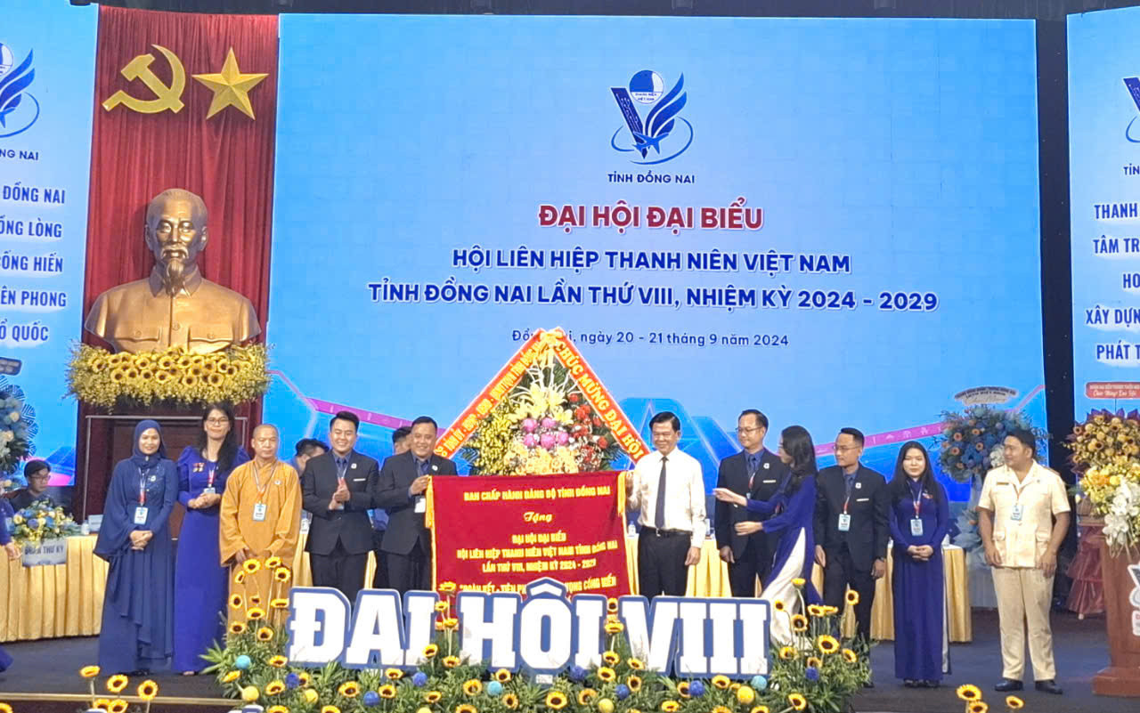 Bí thư Tỉnh ủy Đồng Nai tặng hoa và bức trướng chúc mừng Đại hội