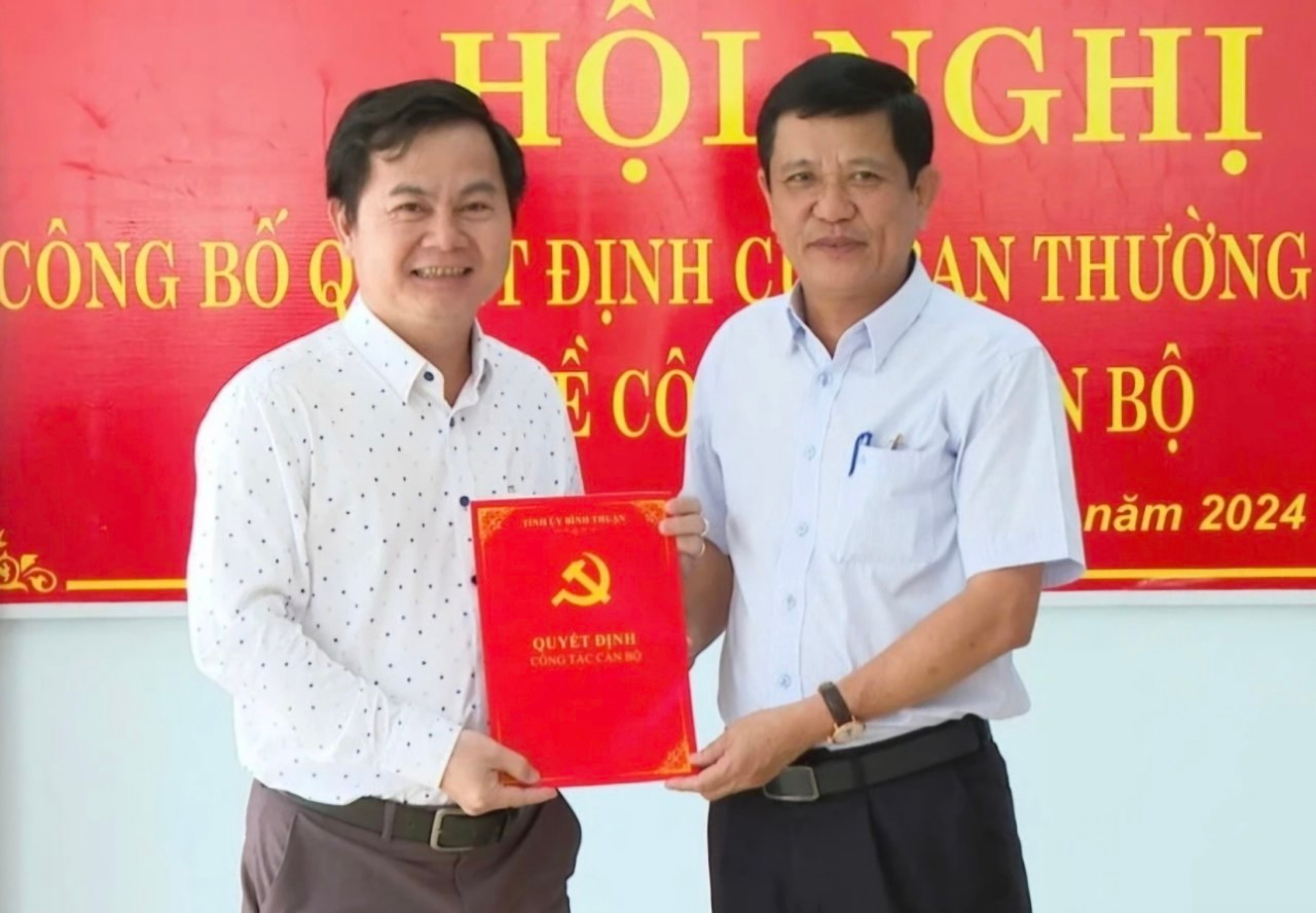 Ông Huỳnh Quang Tuấn (trái) nhận quyết định bổ nhiệm