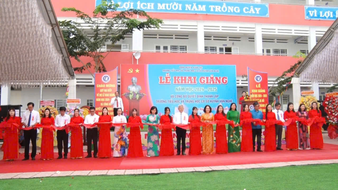 Lễ khai giảng, khánh thành trường Trường tiểu học - trung học cơ sở Huỳnh Văn Nghệ (thị trấn Gia Ray, huyện Xuân Lộc) do doanh nghiệp đầu tư xây dựng. Lễ khai giảng, khánh thành trường Trường tiểu học - trung học cơ sở Huỳnh Văn Nghệ (thị trấn Gia Ray, huyện Xuân Lộc) do doanh nghiệp đầu tư xây dựng.