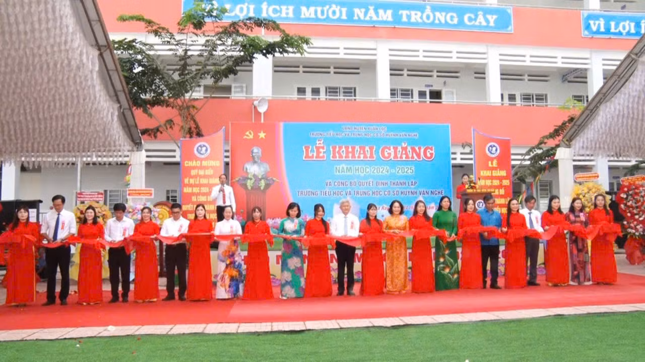 Lễ khai giảng, khánh thành trường Trường tiểu học - trung học cơ sở Huỳnh Văn Nghệ (thị trấn Gia Ray, huyện Xuân Lộc) do doanh nghiệp đầu tư xây dựng.