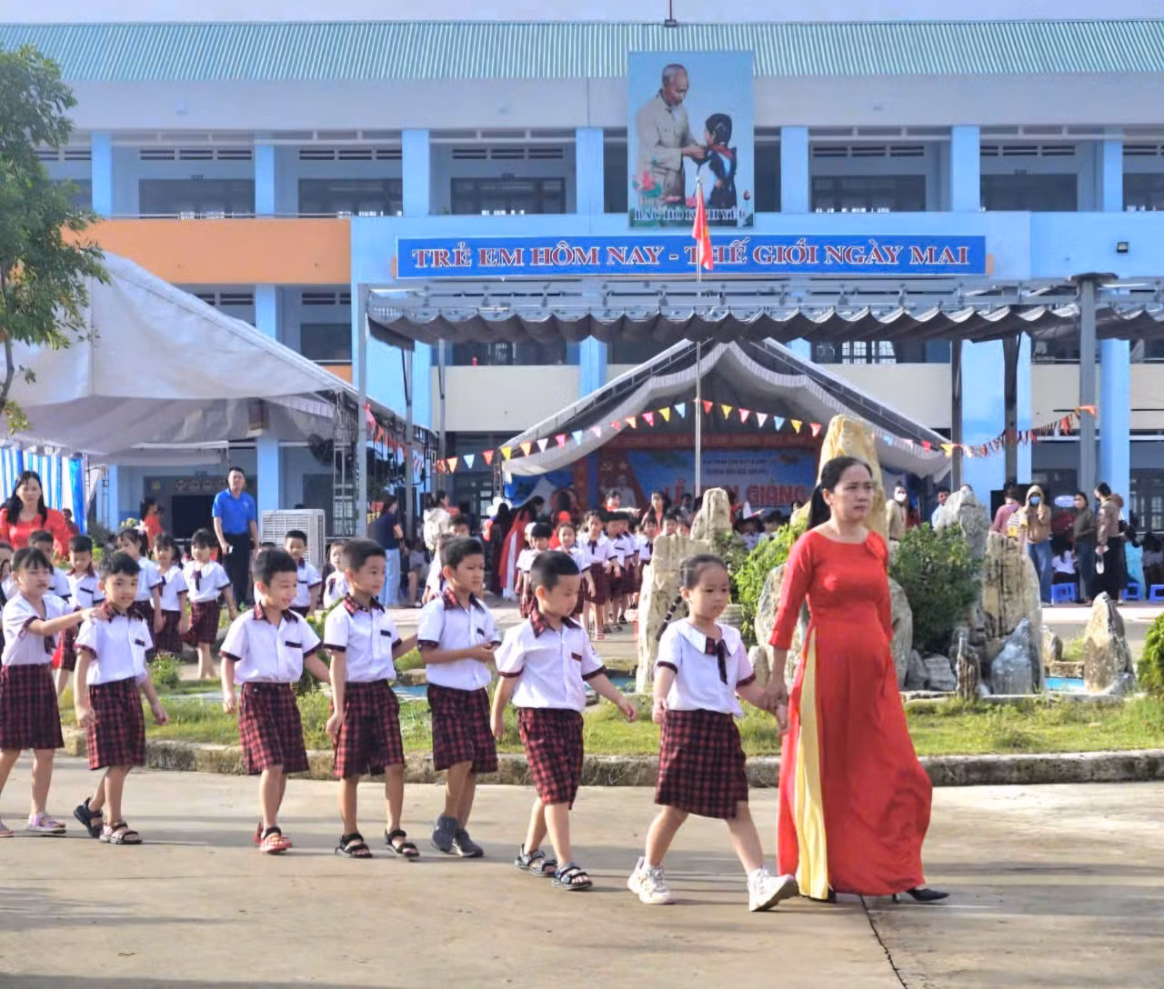 Đón học sinh lớp 1 vào lễ khai giảng năm học mới tại trường Tiểu học Tân Phú (huyện Vĩnh Cửu)