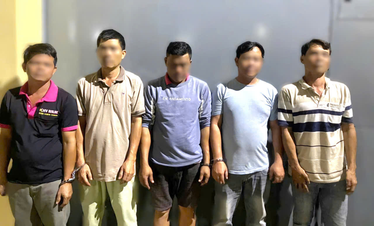 Các đối tượng đánh bạc trên xe khách bị bắt giữ Các đối tượng đánh bạc trên xe khách bị bắt giữ