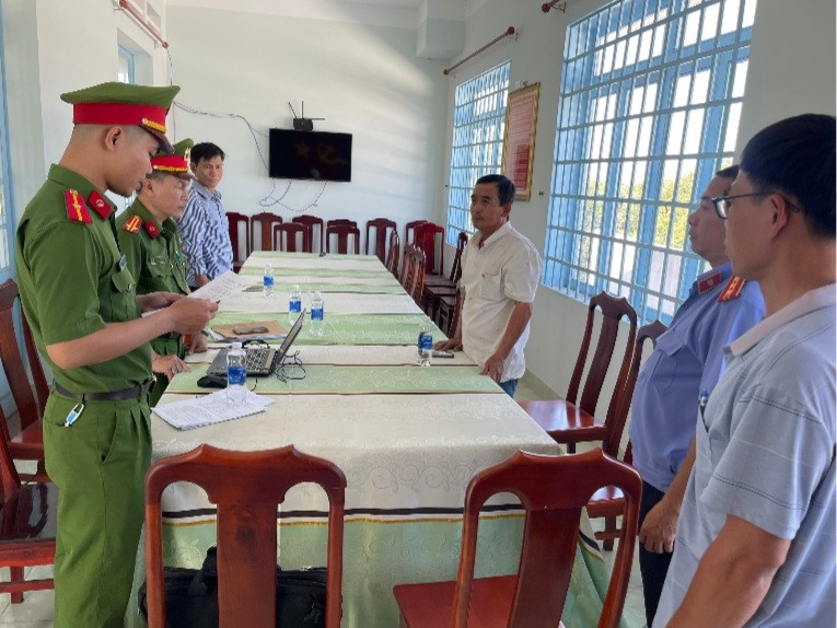 Cơ quan chức năng thực hiện lệnh khởi tố, bắt tạm giam đối với ông Nguyễn Minh Phúc Cơ quan chức năng thực hiện lệnh khởi tố, bắt tạm giam đối với ông Nguyễn Minh Phúc