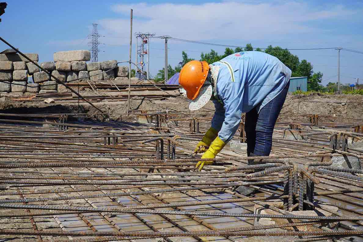 Công nhân thi công đường dẫn cầu Thị Vải