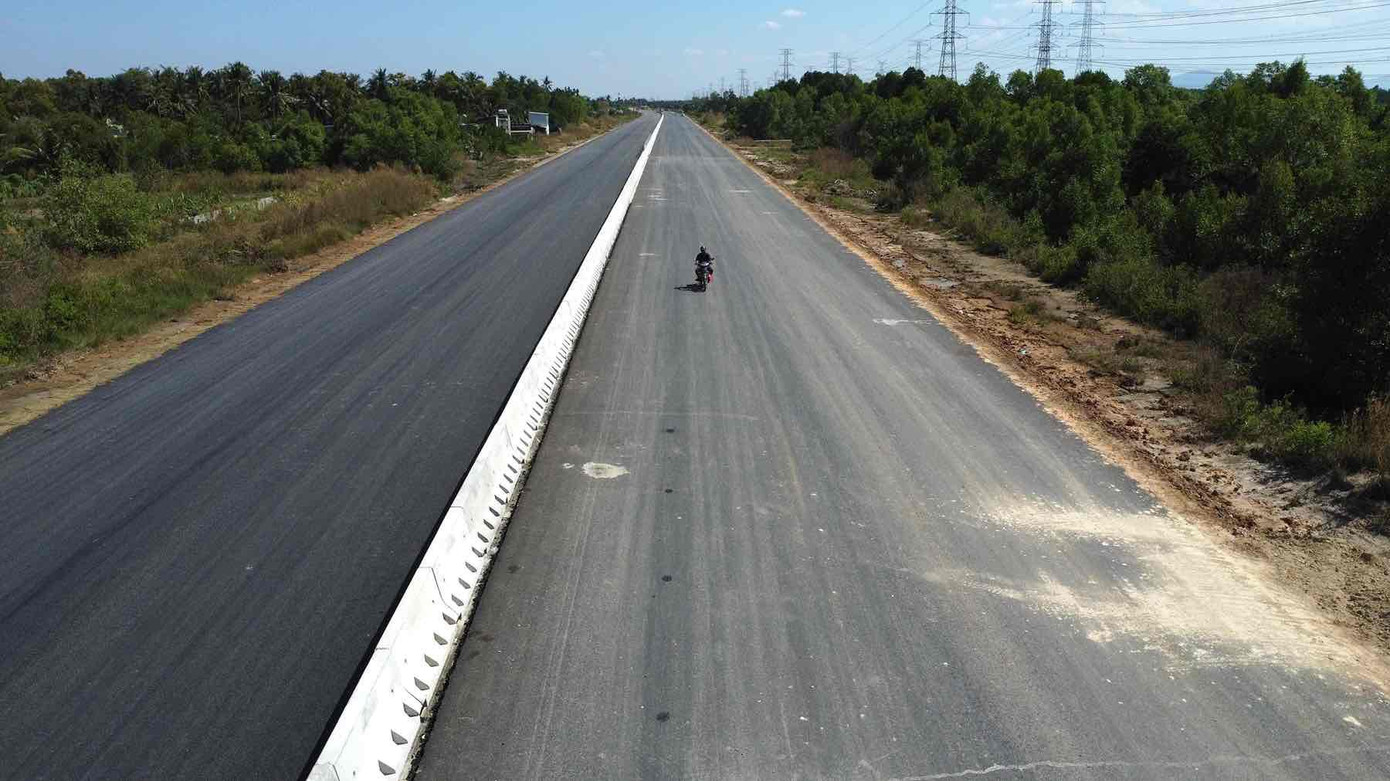 Một đoạn cao tốc Bến Lức Long Thành đã được thảm nhựa