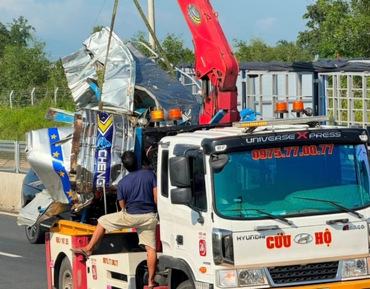 Đầu xe tải chở cam bẹp dúm văng rời khỏi thân xe Đầu xe tải chở cam bẹp dúm văng rời khỏi thân xe