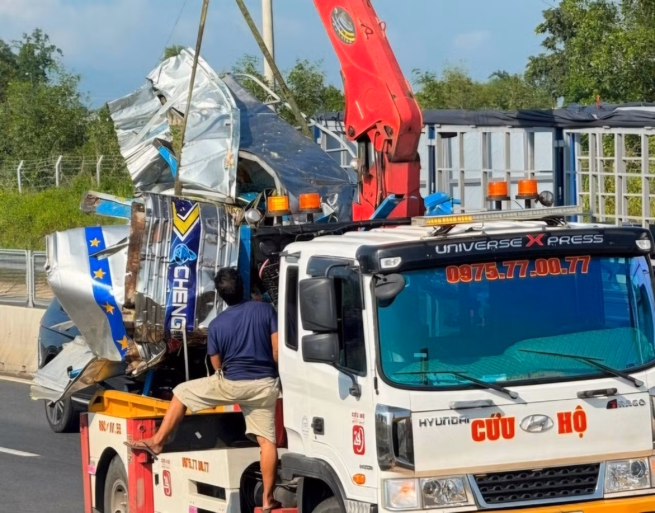Đầu xe tải chở cam bẹp dúm văng rời khỏi thân xe Đầu xe tải chở cam bẹp dúm văng rời khỏi thân xe
