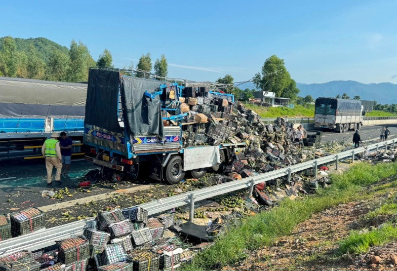 Xe tải chở cam tan nát sau vụ tai nạn Xe tải chở cam tan nát sau vụ tai nạn