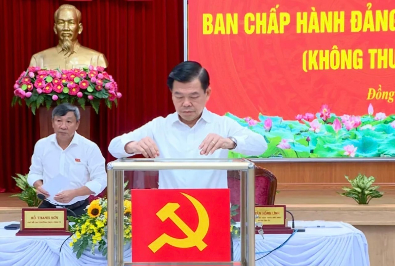 Bí thư Tỉnh ủy Đồng Nai Nguyễn Hồng Lĩnh tại cuộc bỏ phiếu bầu Phó Bí thư Tỉnh ủy. Bí thư Tỉnh ủy Đồng Nai Nguyễn Hồng Lĩnh tại cuộc bỏ phiếu bầu Phó Bí thư Tỉnh ủy.