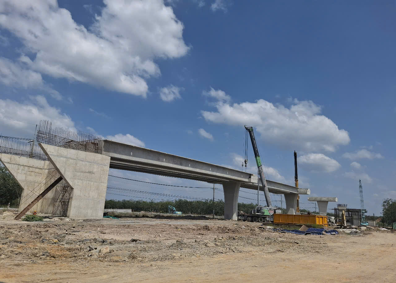 Nhà thầu thi công đường ngang vượt cao tốc đoạn qua xã Long An, huyện Long Thành. Nhà thầu thi công đường ngang vượt cao tốc đoạn qua xã Long An, huyện Long Thành.