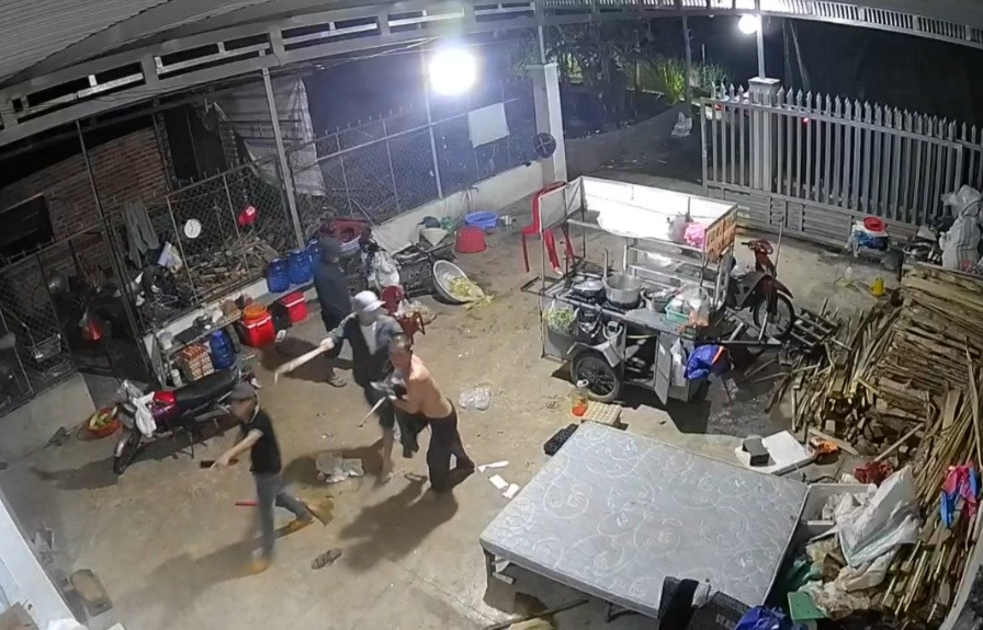 3 đối tượng trong nhóm mang hung khí kéo đến nhà ông Tám