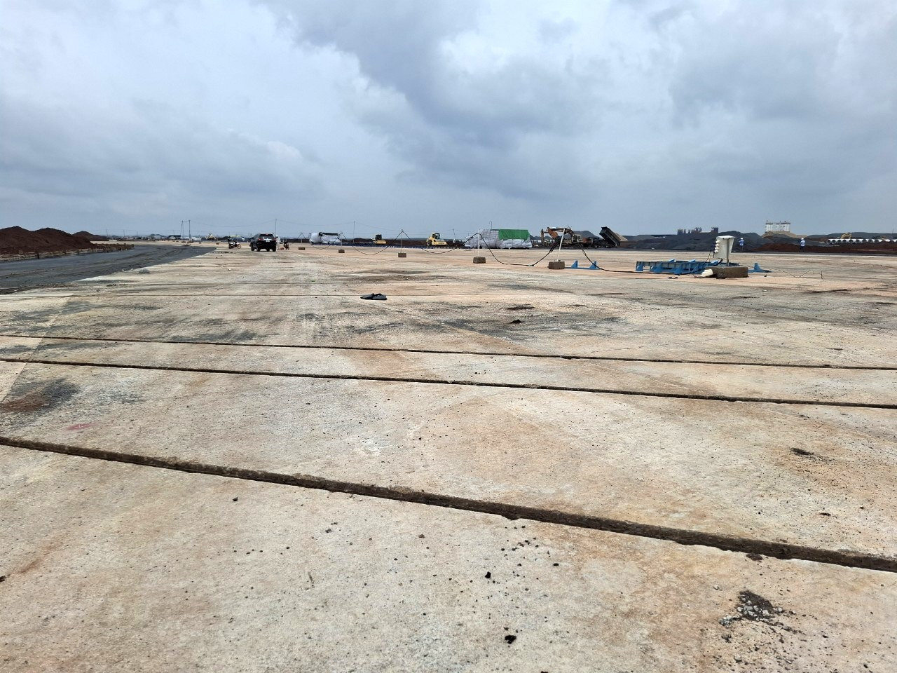 Đường cất hạ cánh, đường lăn, sân đỗ tàu bay đã hoàn thành lớp bê tông M150 Đường cất hạ cánh, đường lăn, sân đỗ tàu bay đã hoàn thành lớp bê tông M150