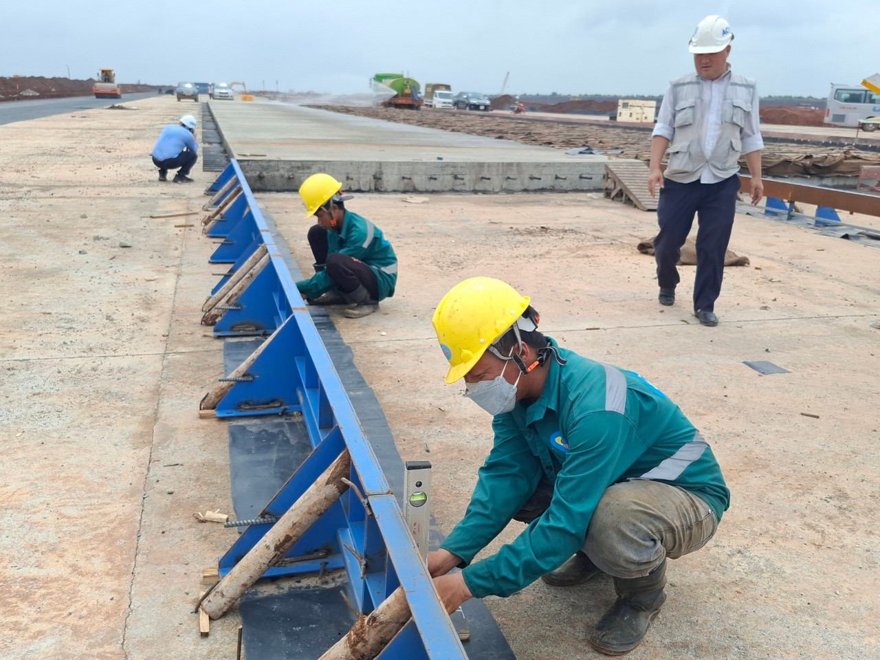 Công nhân đang lắp đặt cốp pha đổ lớp bê tông M350 hoàn thiện đường cất hạ cánh. Công nhân đang lắp đặt cốp pha đổ lớp bê tông M350 hoàn thiện đường cất hạ cánh.