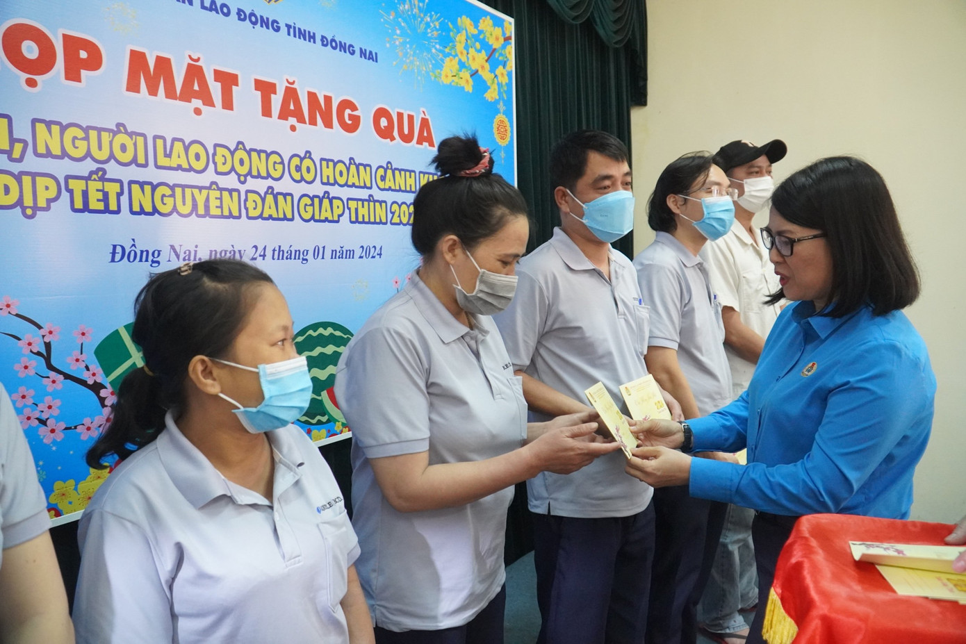 Đại diện Liên đoàn Lao động tỉnh Đồng Nai tặng quà Tết cho công nhân.