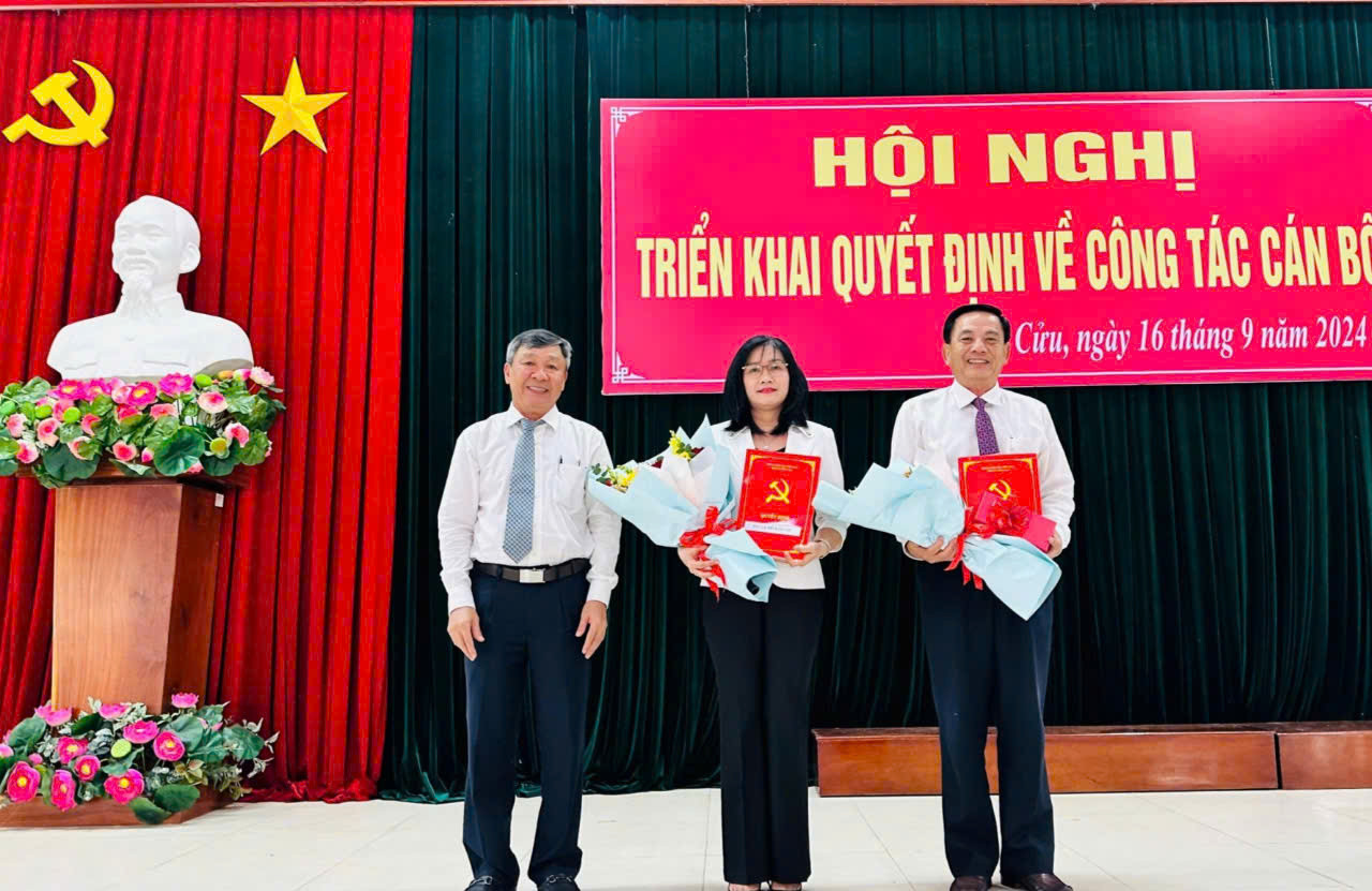 Ông Nguyễn Văn Thuộc và bà Lê Đỗ Kim Chi nhận quyết định