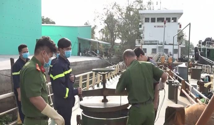Cơ quan điều tra khám xét các tàu chở xăng nhập lậu trong vụ án
