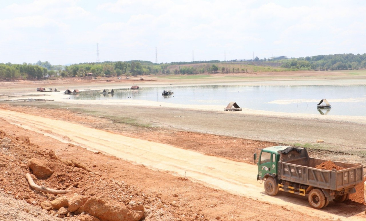Lòng hồ cạn nước, đơn vị quản lý hồ Sông Mây đang thi công nạo vét.