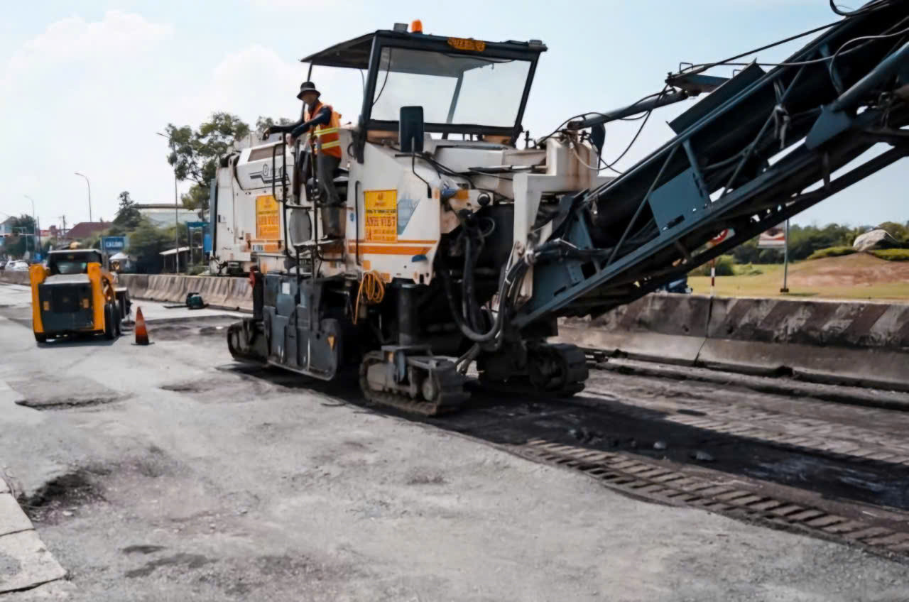 Đơn vị thi công cào bóc mặt đường để sửa chữa