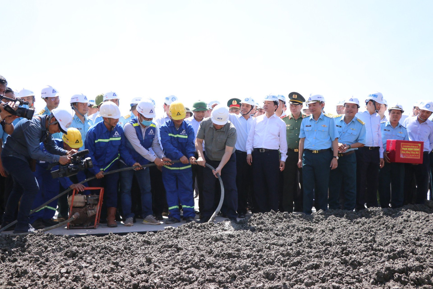 Thủ tướng cùng thi công với công nhân lao động tại công trường