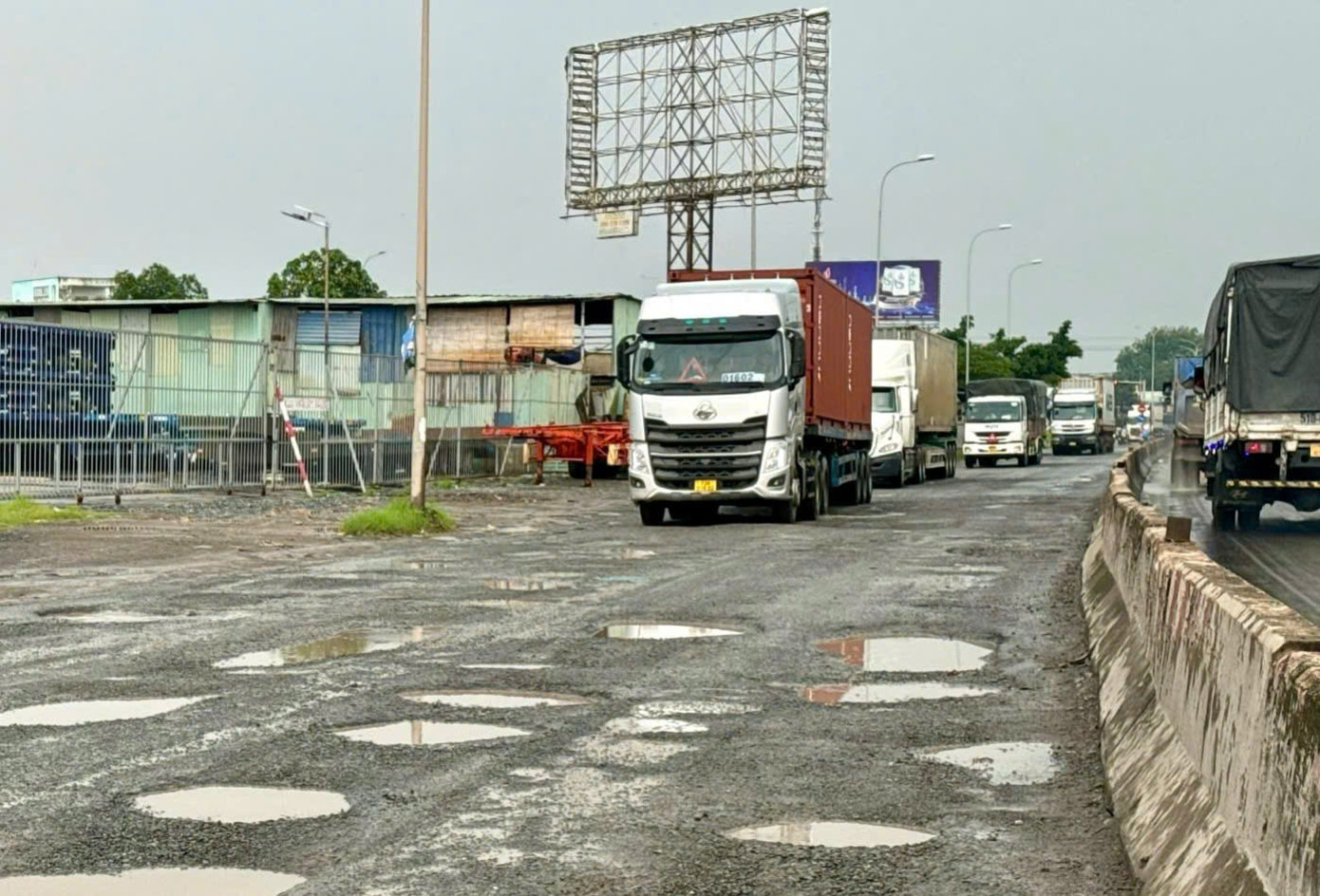 Một đoạn mặt đường quốc lộ 51 qua TP Biên Hòa bị hư hỏng nặng Một đoạn mặt đường quốc lộ 51 qua TP Biên Hòa bị hư hỏng nặng