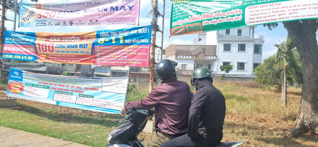 Các doanh nghiệp tại KCN Amata (TP Biên Hòa) treo băng rôn tuyển dụng lao động. Các doanh nghiệp tại KCN Amata (TP Biên Hòa) treo băng rôn tuyển dụng lao động.