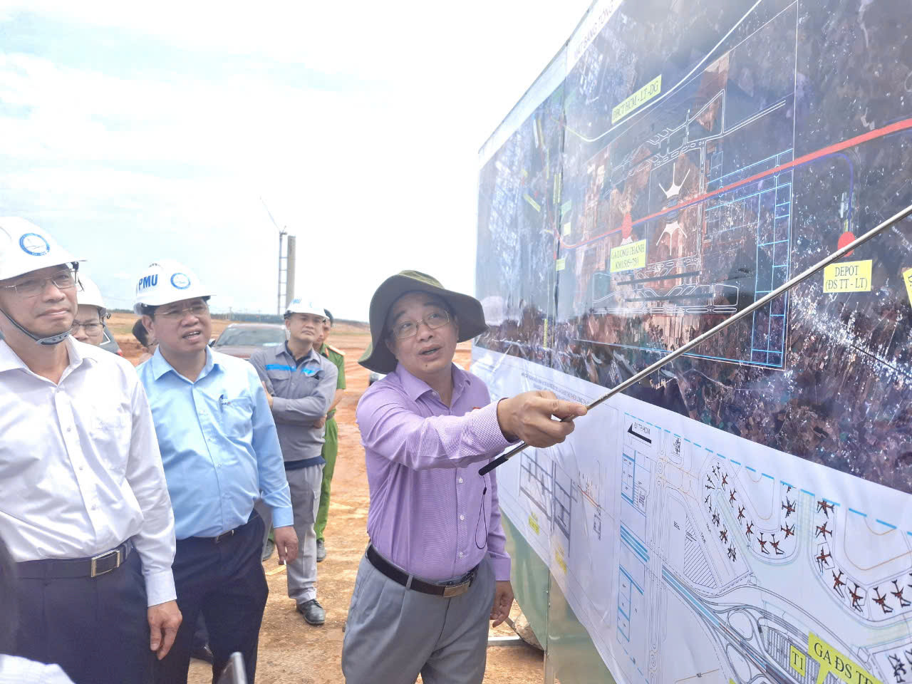 Phó chủ nhiệm Ủy ban Kinh tế của Quốc hội Nguyễn Minh Sơn (bên phải) cùng đoàn công tác khảo sát tại công trường dự án sân bay Long Thành