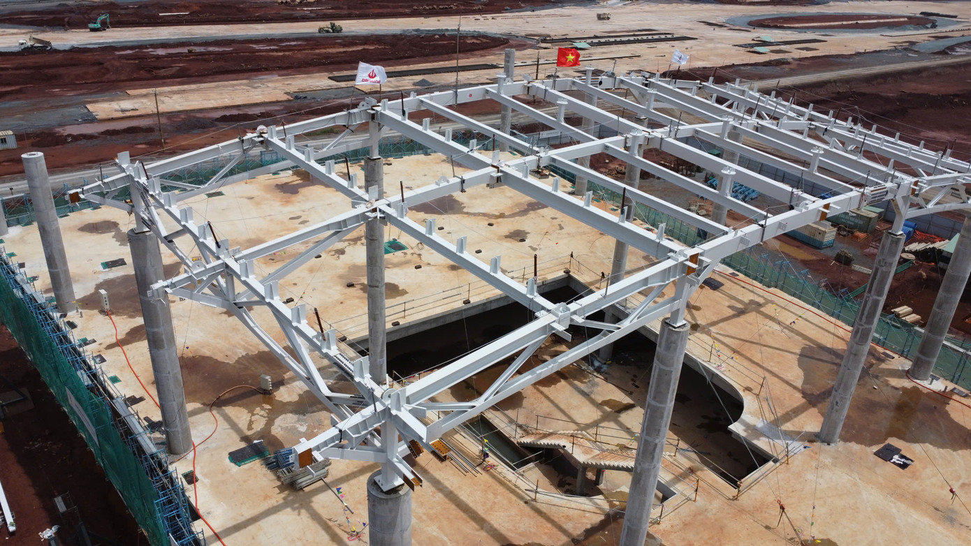 Kết cấu vòm thép mái nhà ga đầu tiên đã được lắp đặt, mỗi dầm thép nặng gần 30 tấn. Kết cấu vòm thép mái nhà ga đầu tiên đã được lắp đặt, mỗi dầm thép nặng gần 30 tấn.