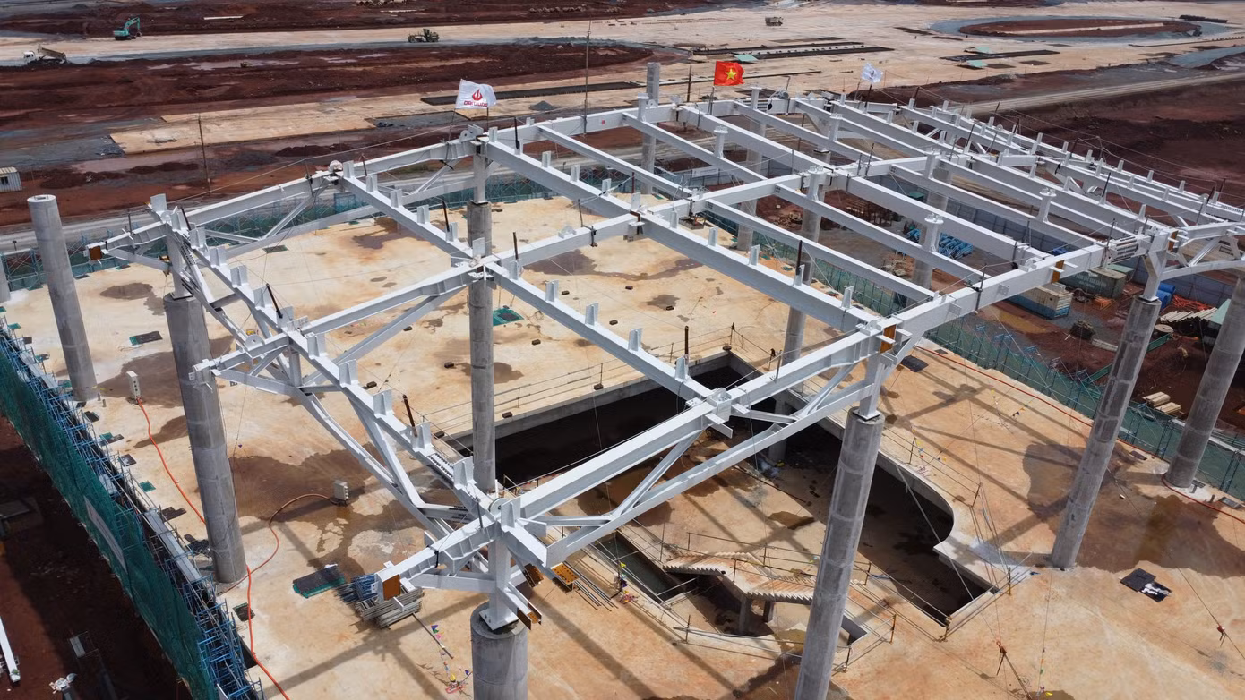 Kết cấu vòm thép mái nhà ga đầu tiên đã được lắp đặt, mỗi dầm thép nặng gần 30 tấn.