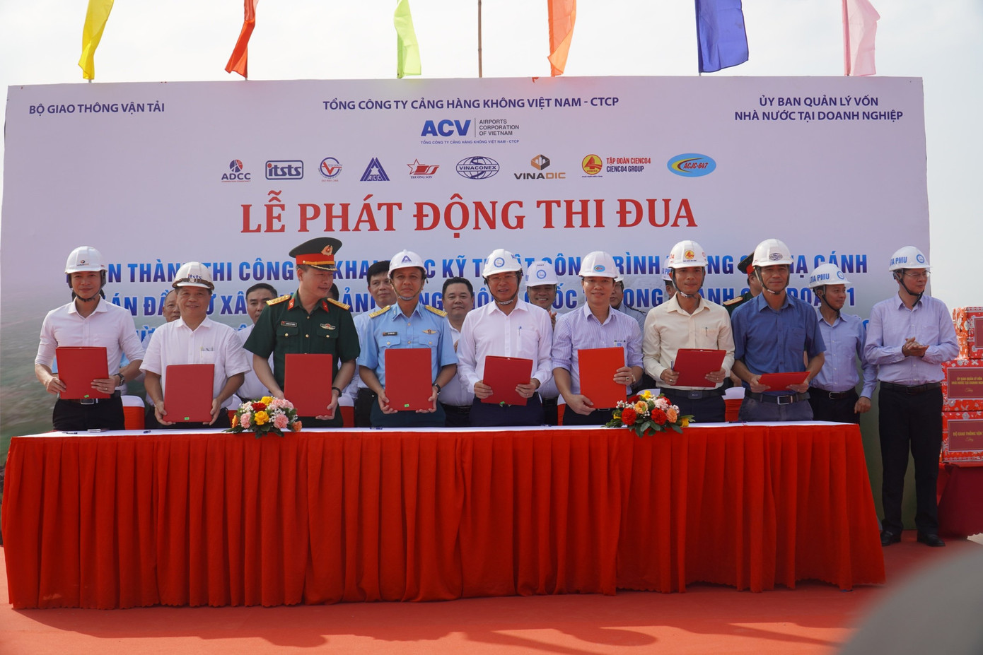 ACV và liên danh các nhà thầu ký thi đua tiến độ thi công đường cất hạ cánh ACV và liên danh các nhà thầu ký thi đua tiến độ thi công đường cất hạ cánh