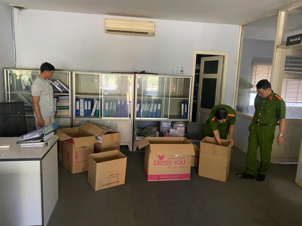 Cơ quan điều tra khám xét thu giữ nhiều tài liệu liên quan đến vụ án