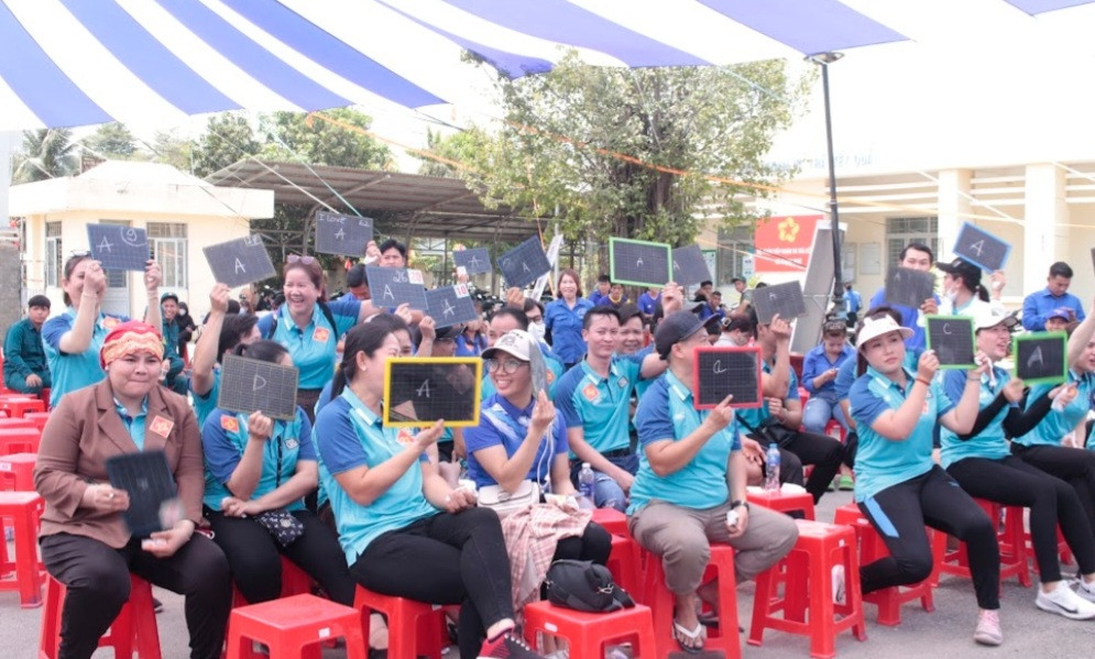 Thanh niên công nhân tham gia các hoạt động tại Ngày Đoàn viên Thanh niên công nhân tham gia các hoạt động tại Ngày Đoàn viên