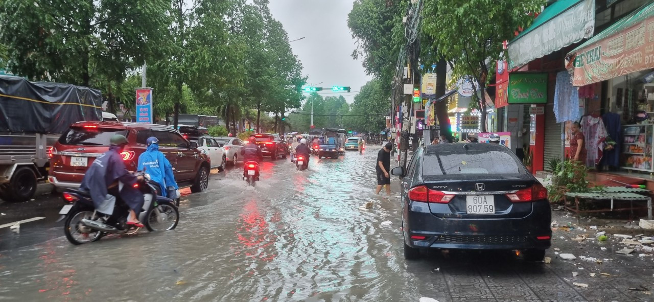 Xe ô tô gầm thấp không dám vượt qua khu vực ngập nước