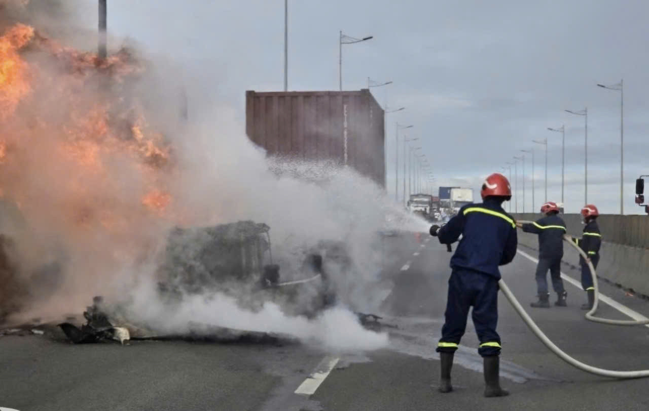 Lực lượng cứu hỏa tiến hành dập lửa