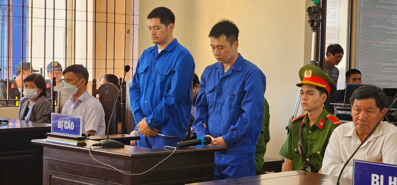 Bị cáo Lê Dương (bên trái) và bị cáo Hoàng Văn Tính