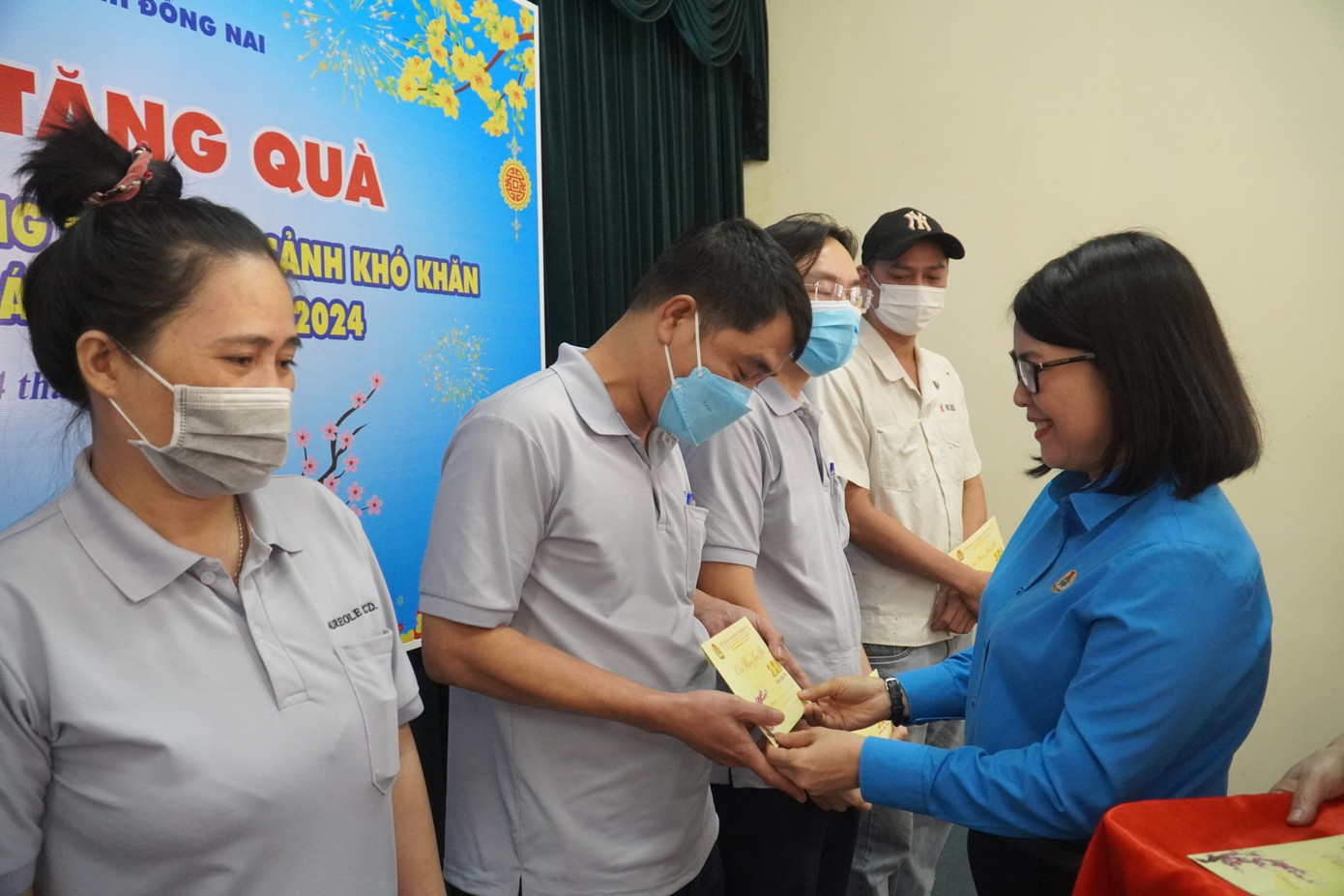 Liên đoàn Lao động tỉnh Đồng Nai tặng quà Tết năm 2024 cho người lao động