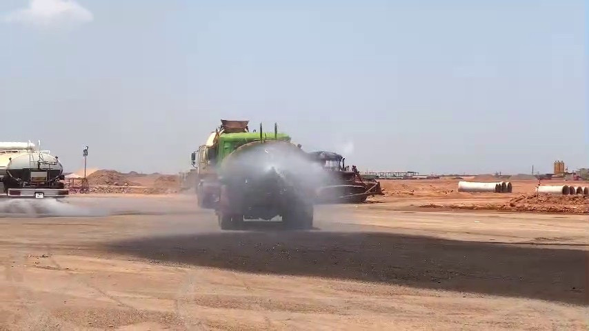 Hàng chục xe bồn tưới nước được huy động đảm bảo tần suất tưới 5 lần/ngày.