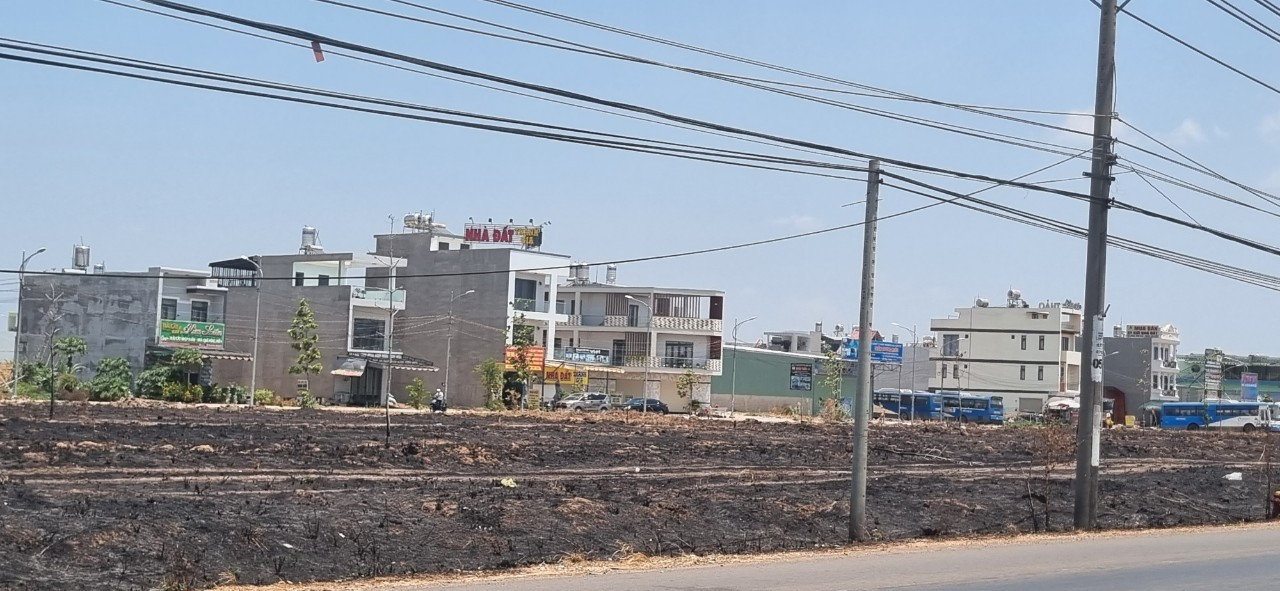 Khu dân cư Lộc An - Bình Sơn chứng kiến "biển lửa" khi hành lang đường bộ 769 cháy cỏ khô hôm tháng 3. Khu dân cư Lộc An - Bình Sơn chứng kiến "biển lửa" khi hành lang đường bộ 769 cháy cỏ khô hôm tháng 3.