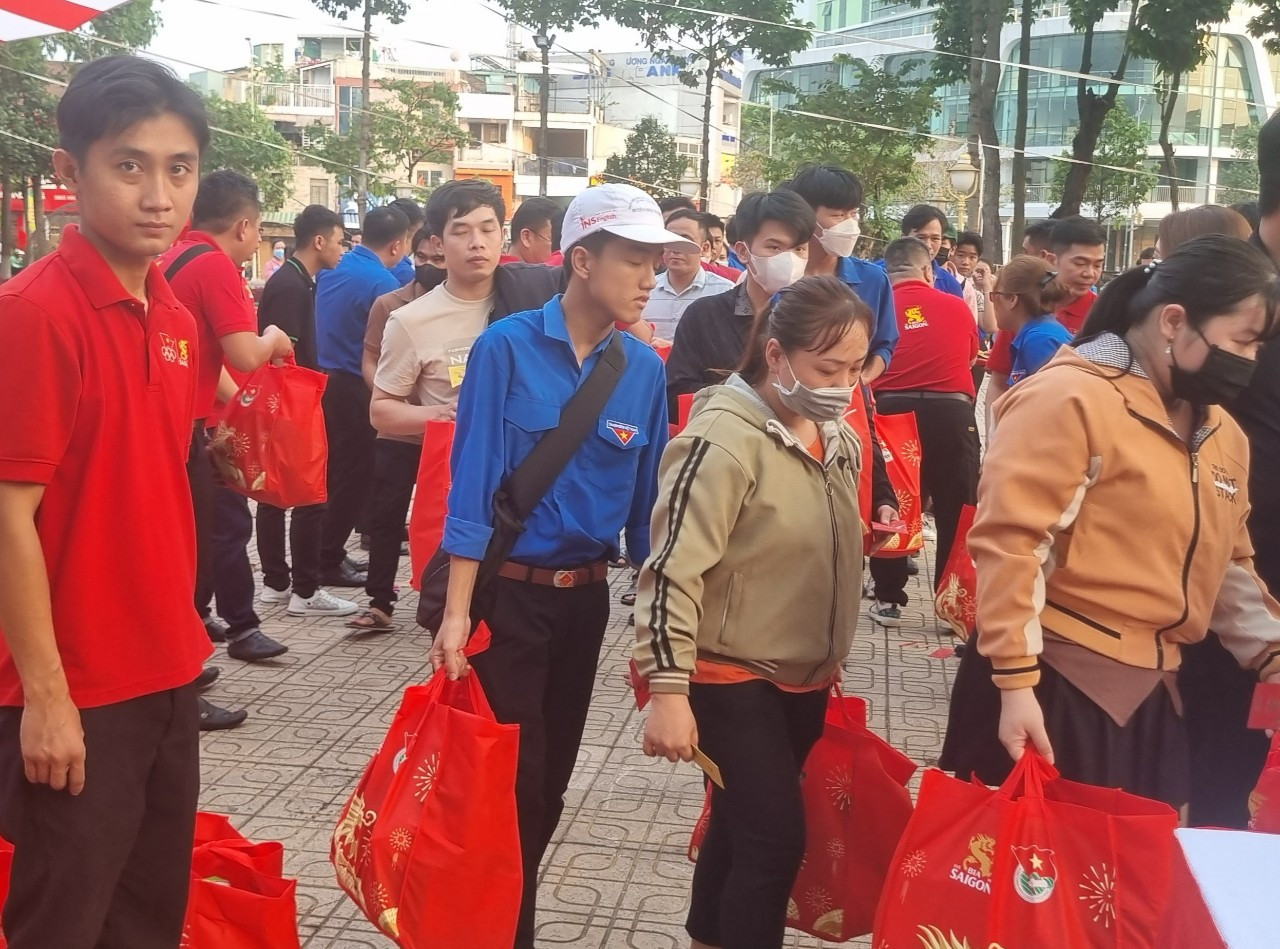 Thanh niên công nhân tỉnh Đồng Nai nhận quà Tết năm 2024 Thanh niên công nhân tỉnh Đồng Nai nhận quà Tết năm 2024