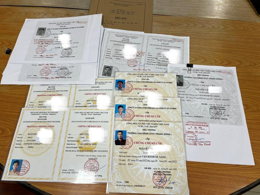 Tài liệu làm giả bị cơ quan chức năng thu giữ