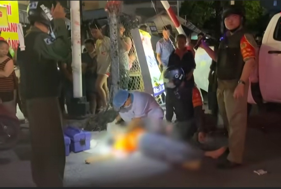 Nhân viên y tế có mặt tại hiện trường để cấp cứu người bị nạn