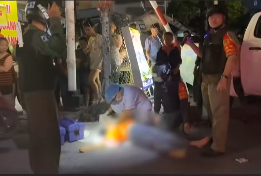 Nhân viên y tế có mặt tại hiện trường để cấp cứu người bị nạn Nhân viên y tế có mặt tại hiện trường để cấp cứu người bị nạn